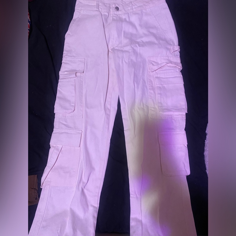 White Cargo, Wide leg woman’s apparel